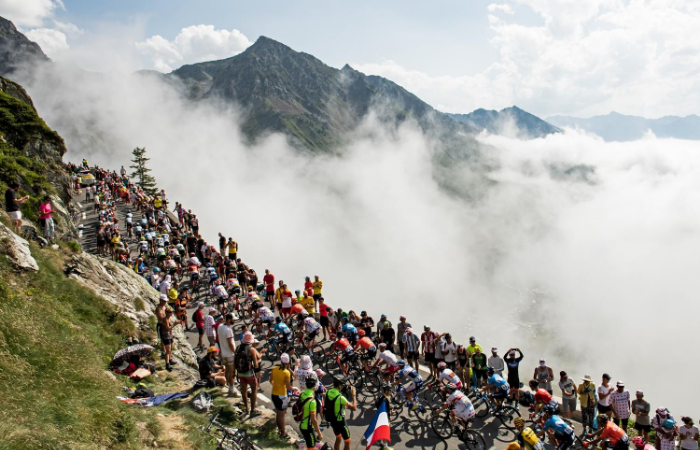 TDF cyclists on mountains with fog